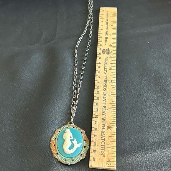 Mermaid cameo Necklace - Picture 6 of 8